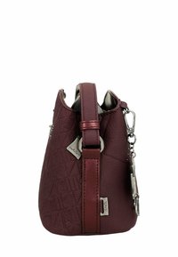 Bolso de piel burdeos con patrones geométricos en relieve, correa desmontable y accesorios en tono plateado para un look refinado.