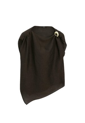 Poncho en lin marron avec un design asymétrique et des drapés. Équipé d'une épingle d'accent circulaire dorée sur l'épaule. Texture légère.