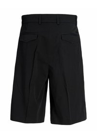 Short noir sur mesure arrivant au genou avec passants de ceinture et deux poches à rabat arrière, vu de dos.
