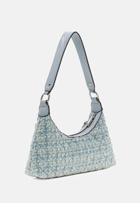 Geantă din tweed de culoare albastru deschis, cu o suprafață texturată și o curea din piele albastră netedă, având accesorii metalice și închidere cu fermoar.