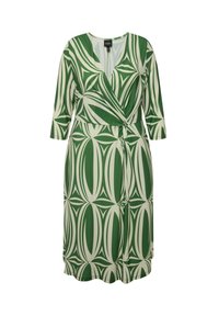Grünes und weißes gemustertes Kleid mit V-Ausschnitt, Wickeldesign, 3/4-Ärmeln und einem Bindegürtel in der Taille. Glatter Stoff mit geometrischen Formen.