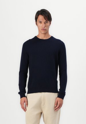 Mørkeblå genser med rund hals i myk strikk; lange ermer; tettsittende design; rillede mansjetter og underkant; minimalistisk stil uten mønstre eller aksenter.