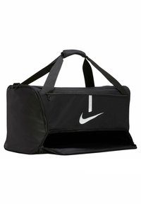 Zwarte nylon sporttas met een groot wit Nike-logo. Beschikt over dubbele draagriemen en een ritsvak met een vlakke bodem.