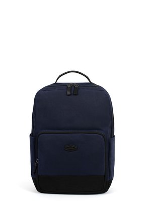 Granatowy plecak z górnym uchwytem, przednią kieszenią na zamek, bocznymi kieszeniami i czarną dolną częścią, stojący pionowo na białym tle.