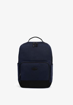 Granatowy plecak z górnym uchwytem, przednią kieszenią na zamek, bocznymi kieszeniami i czarną dolną częścią, stojący pionowo na białym tle.