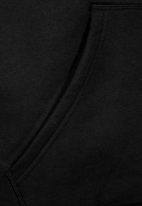 Hoodie in cotone nero con una texture liscia, tasca a marsupio e orlo a costine. Il tessuto è morbido e resistente con una leggera lucentezza.