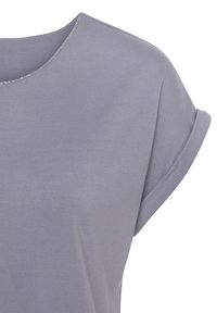 Maglietta grigia a maniche corte con scollatura rotonda e maniche arrotolate, con un leggero luccichio lungo il colletto e una consistenza del tessuto liscia.