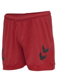 Czerwone sportowe krótkie spodenki z elastycznym paskiem w talii i dwoma czarnymi wzorami w kształcie litery V po obu stronach z przodu, przedstawione na białym tle.