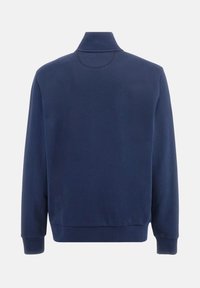 Sötétkék pulóver magas gallérral, puha tapintással, bordás mandzsettával és szegéllyel. A design minimalista, látható logók vagy minták nélkül.
