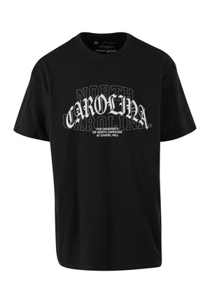 Črna bombažnostna majica s poudarnim belim napisem "NORTH CAROLINA" in manjšim besedilom spodaj, zasnovana za univerzitetno blagovno znamko.