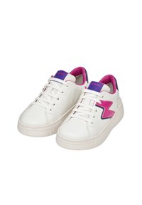 Hvide sneakers med en glat læderoverflade, der har en livlig pink og lilla accent, rund tå og struktureret gummisål.