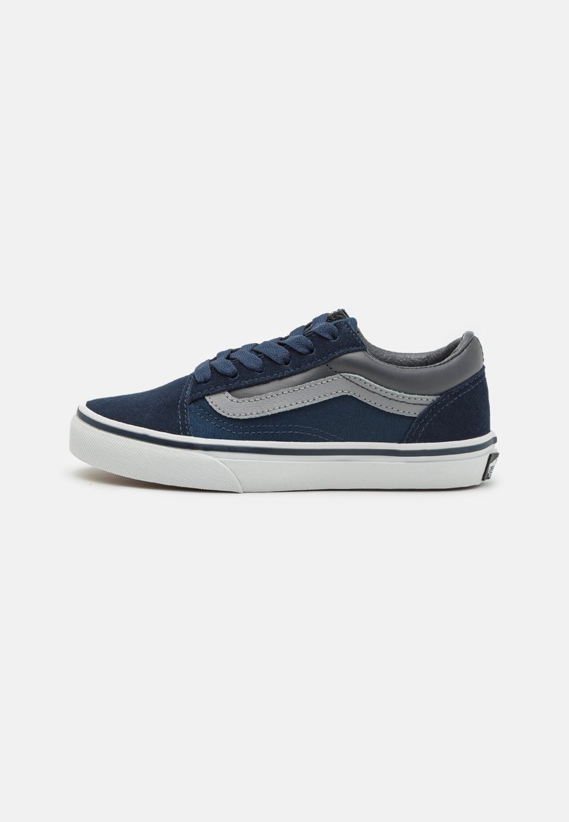 Zapatillas de color azul marino con acentos grises, parte superior de lona, diseño de cordones, suela de goma blanca y detalle de franja lateral gris en contraste.