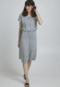 Bedrucktes Kurzarmkleid aus leichtem Stoff, mit gerafftem Ausschnitt, elastischem Bund und einem knielangen Rock mit geometrischem Muster.