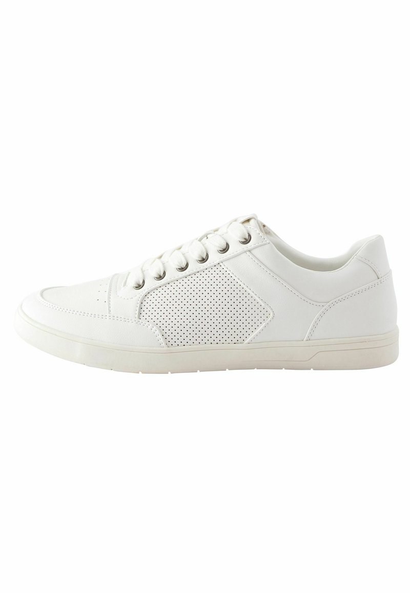 Białe sneakersy o gładkim wykończeniu ze skóry, z perforowanymi bocznymi panelami, okr�ągłymi sznurowadłami i płaską gumową podeszwą. Minimalistyczny design.