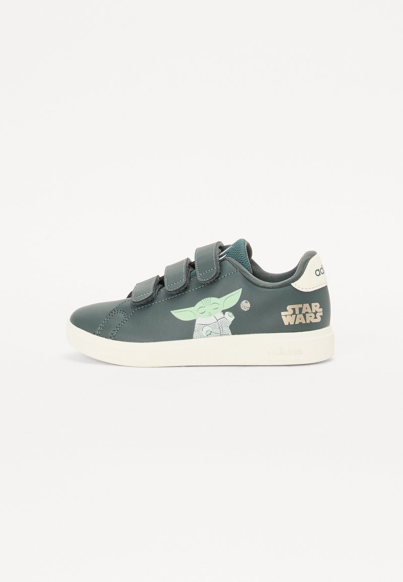 Vihreät synteettiset sneakersit, joissa on kaksi tarranauhaa, Yoda-grafiikka sivussa ja "STAR WARS" -logointi kullalla kantapäässä.