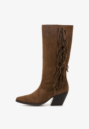 Bota de ante marrón hasta la rodilla con tacón apilado en ángulo y un largo detalle de flecos a lo largo del lado exterior.