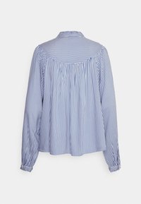Camicia a manica lunga a righe blu e bianche con una vestibilità ampia, caratterizzata da pieghe sul retro e maniche con polsini. Tessuto morbido con una consistenza liscia.