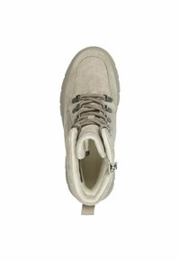 Stivale in suede beige con caviglia alta, finitura texture, lacci grigi e un pratico tassello. Presenta una suola spessa in gomma per una maggiore aderenza.