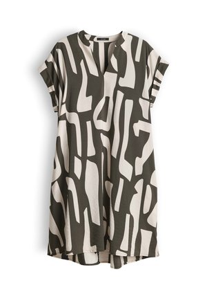 Robe ample à manches courtes avec motif géométrique abstrait noir et blanc, col en V et ourlet légèrement arrondi.