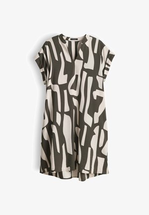 Robe ample à manches courtes avec motif géométrique abstrait noir et blanc, col en V et ourlet légèrement arrondi.