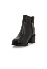 Stivale alla caviglia in pelle nera con tacco a blocco, dotato di cerniera laterale e dettaglio metallico. Texture liscia con punta arrotondata.