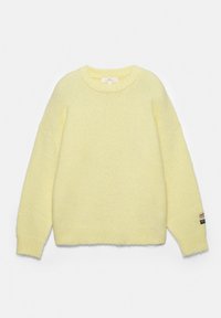 Svijetlo žuti, dugih rukava, plisani džemper s okruglim izrezom, rebrastim manšetama i rubom, položen ravno na bijelu pozadinu.