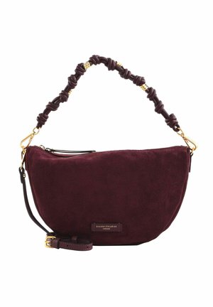 Sac à main en suède bordeaux foncé avec poignée courte nouée unique, finitions dorées, bandoulière longue amovible et étiquette de marque à l'avant sur fond blanc.