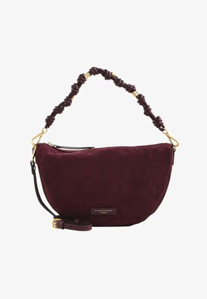 Sac à main en suède bordeaux foncé avec poignée courte nouée unique, finitions dorées, bandoulière longue amovible et étiquette de marque à l'avant sur fond blanc.