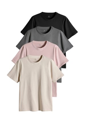 Fire bomulds t-shirts præsenteret i en stak: sort, mørkegrå, lyserød og off-white. Hver har en rund hals og korte ærmer.