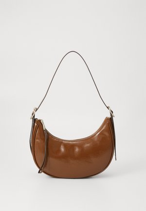 Barna műbőr táska ívelt formával, cipzáras záródással és egy barna pánttal. Simább textúrájú, fényes felülettel és minimális fémszerelvénnyel.