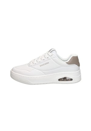 Sneaker Skechers bianchi con tomaia in pelle testurizzata, punta arrotondata, chiusura con lacci, accenti beige sottili e ammortizzazione air visibile nella suola.