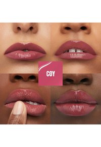 Couleur de lèvres "Coy" présentée sur diverses lèvres sous quatre angles : finitions mates lisses et brillantes, avec des nuances de rose et de marron.