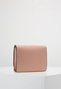 Rosa läderplånbok med en slät yta, rektangulär form och kontrasterande mörka sömmar längs kanterna. Inga synliga hårdvarudetaljer.