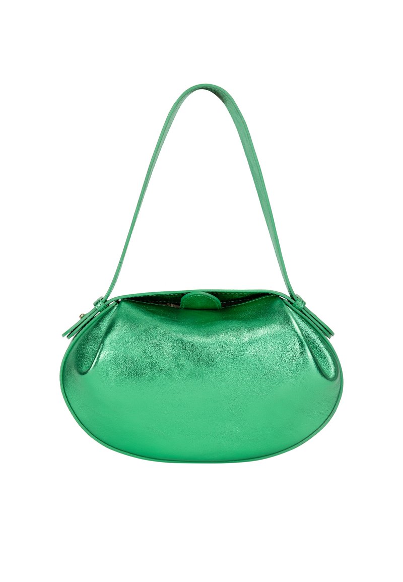 Sac à main en métal vert avec une forme arrondie, texture lisse, petite poignée et un subtil détail de couture. Fermeture éclair avec des accents décoratifs.