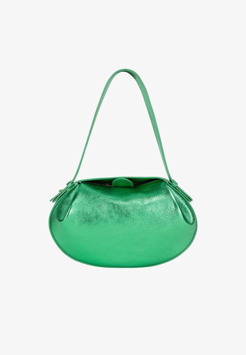 Sac à main en métal vert avec une forme arrondie, texture lisse, petite poignée et un subtil détail de couture. Fermeture éclair avec des accents décoratifs.