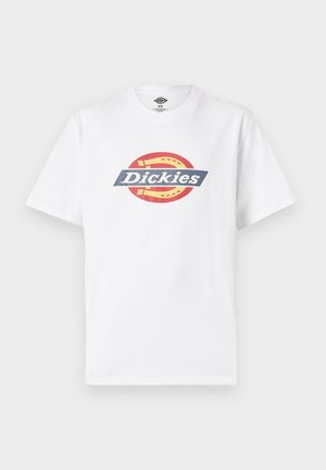 Tricou alb din bumbac, cu logo circular multicolor inscripționat cu „Dickies” în litere îndrăznețe. Mâneci scurte, decolteu rotund și textură netedă.