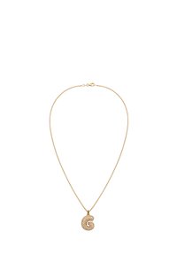 Halskette in Goldfarbe mit einem "G" Anhänger, der mit funkelnden klaren Steinen verziert ist, an einer dünnen, zarten Kette.