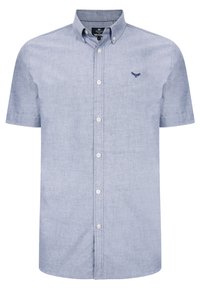 Kortarmig shirt van lichtblauwe stof met een button-down kraag, voorzien van een klein marineblauw logo op de borst en vijf witte plastic knopen.
