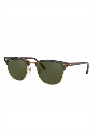 Occhiali da sole tartarugati con lenti verdi, dettagli in metallo dorato e forma quadrata. Presentano un doppio ponte e una montatura in plastica.