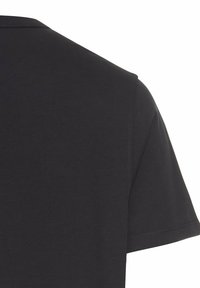 Schwarzes kurzärmliges T-Shirt, glattes Baumwollmaterial, Rundhalsausschnitt, minimale Nähdetails sichtbar, modernes lässiges Design.