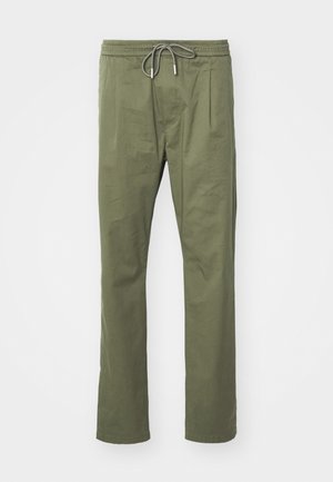 Calças verde-oliva feitas de tecido leve, com uma cintura elástica e cordão ajustável, além de dois bolsos frontais.