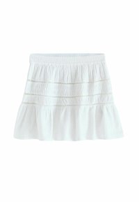 Jupe blanche en tissu léger, dotée d'une taille smockée et de subtils détails texturés horizontaux.