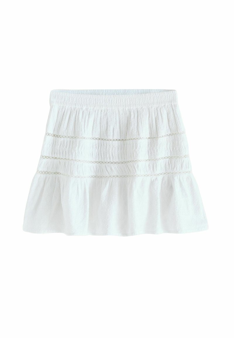 Jupe blanche en tissu léger, dotée d'une taille smockée et de subtils détails texturés horizontaux.