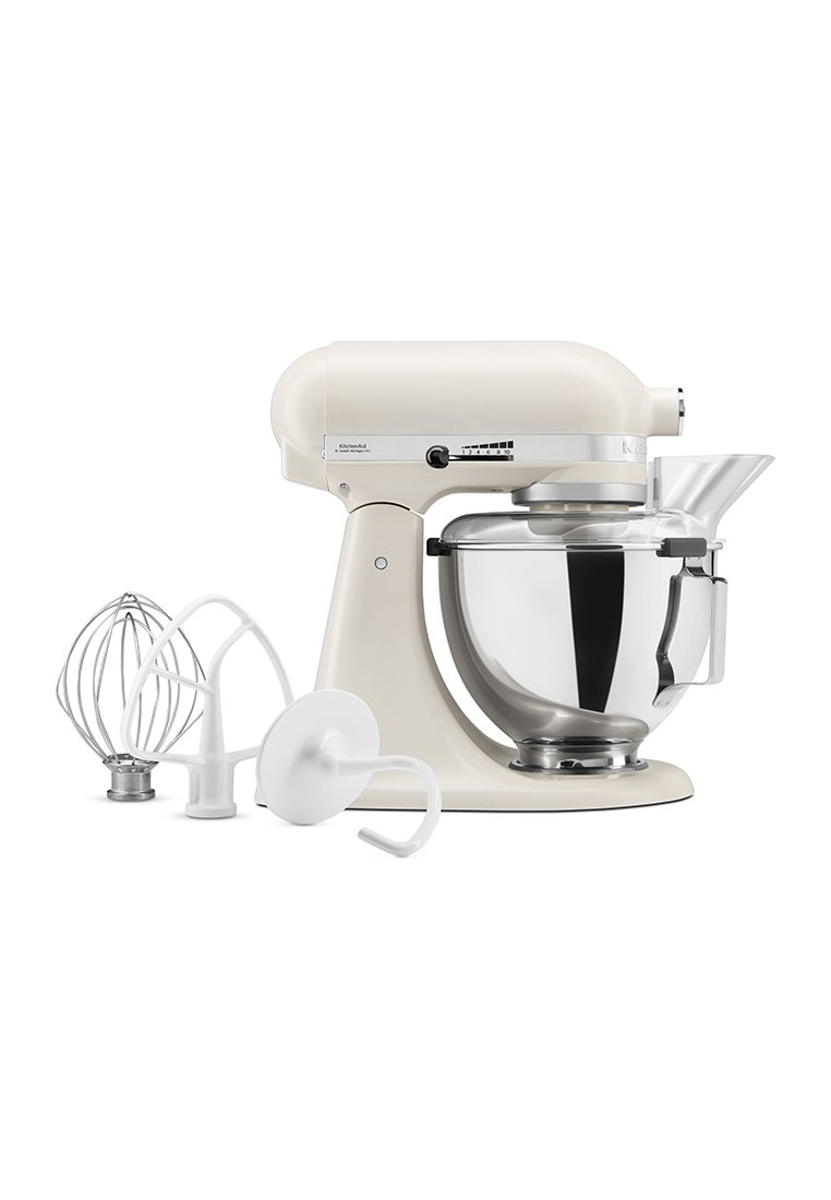 Standmixer in Cremefarbe mit Edelstahl-Rührschüssel und drei abnehmbaren Aufsätzen: Schneebesen, Flachrührer und Knethaken.