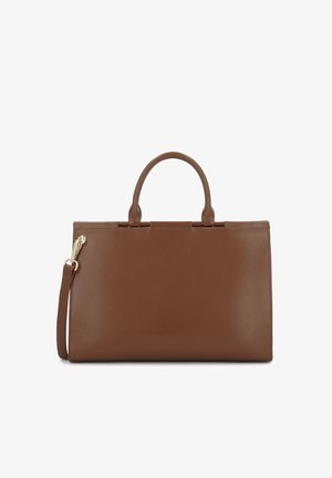 Geantă dreptunghiulară maro din piele, cu două mânere și o curea de umăr detașabilă cu închizătoare aurie, pe fundal alb.