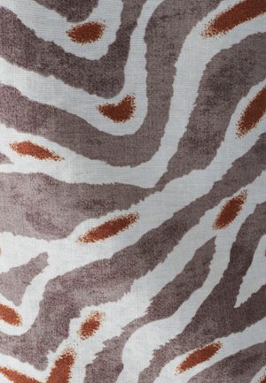 Textil mit weißem Grund und braunen sowie rostfarbenen Zebramuster-Streifen. Die Textur wirkt weich und gewebt, mit unterschiedlichen pinselstrichähnlichen Mustern.