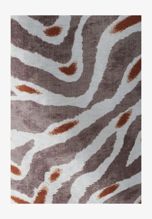 Tekstylia o białym tle z brązowymi i rdzawymi wzorami w paski zebry. Tekstura wydaje się miękka i tkana, z różnorodnymi pociągnięciami przypominającymi pędzel.