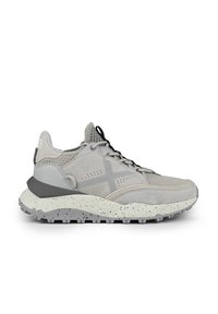 Sneaker grigio chiaro con superiore testurizzato, materiali in suede e mesh, dettagli neri e una suola bianca maculata con battistrada robusto.