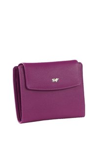 Cartera de cuero morado con cierre de solapa, que presenta un logo en color plateado en la parte frontal y una superficie texturizada. Diseño plegado.
