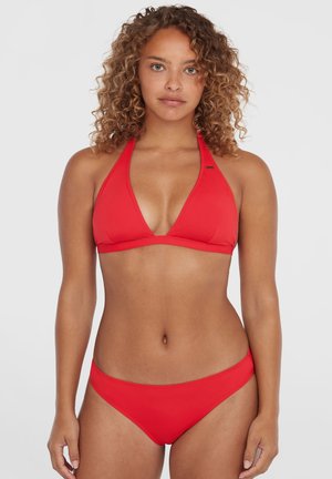 Ensemble de bikini rouge comprenant un top triangulaire avec des bretelles à nouer autour du cou et un bas taille basse assorti, fabriqué en tissu lisse et extensible.